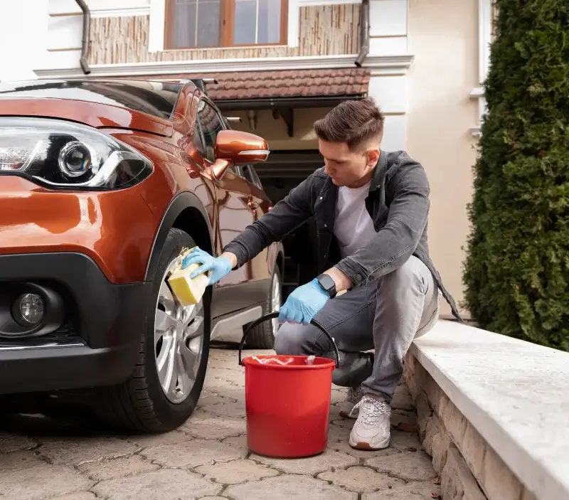 Lavage auto à domicile Bourg-de-Visa : professionnel intervenant sur un véhicule